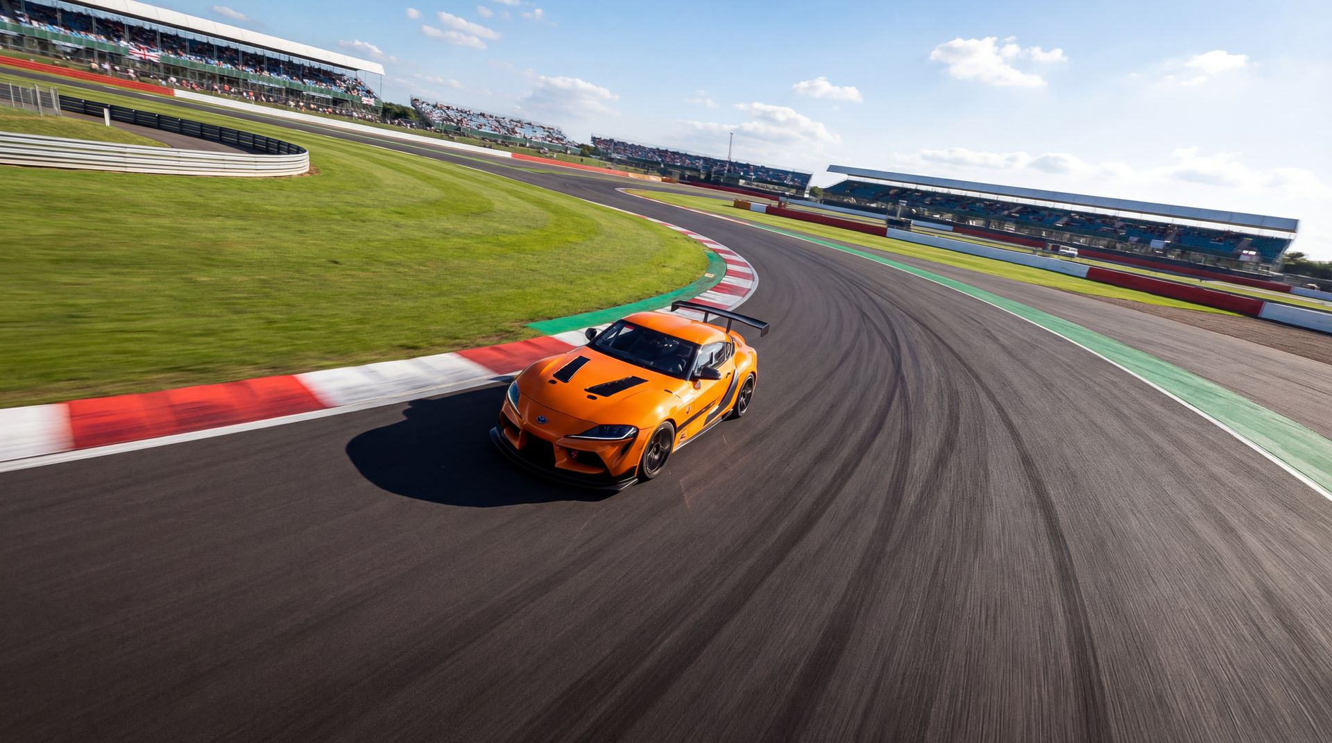 人兽赛道视频实拍：丰田Supra赛道圈速测试与性能测评